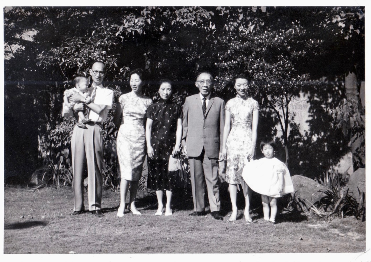 Lo Chia-Lun Family Photo
